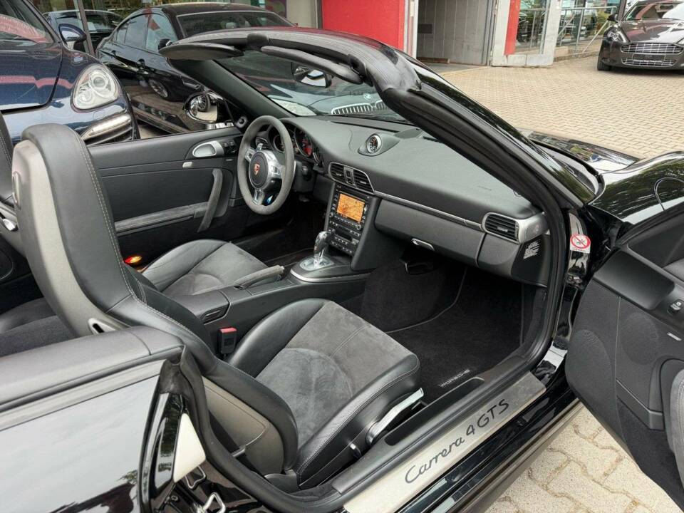 Afbeelding 24/43 van Porsche 911 Carrera 4 GTS (2011)
