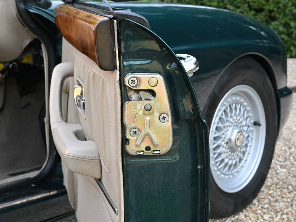 Bild 30/50 von MG RV8 (1995)
