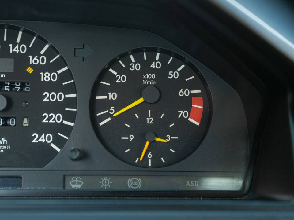 Image 39/46 de Mercedes-Benz 300 CE (1988)