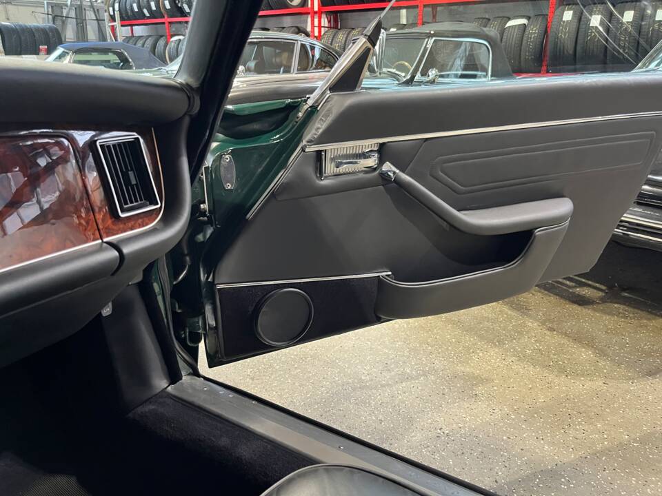 Image 29/47 of Jaguar XJ 6 C 4.2 (1976)