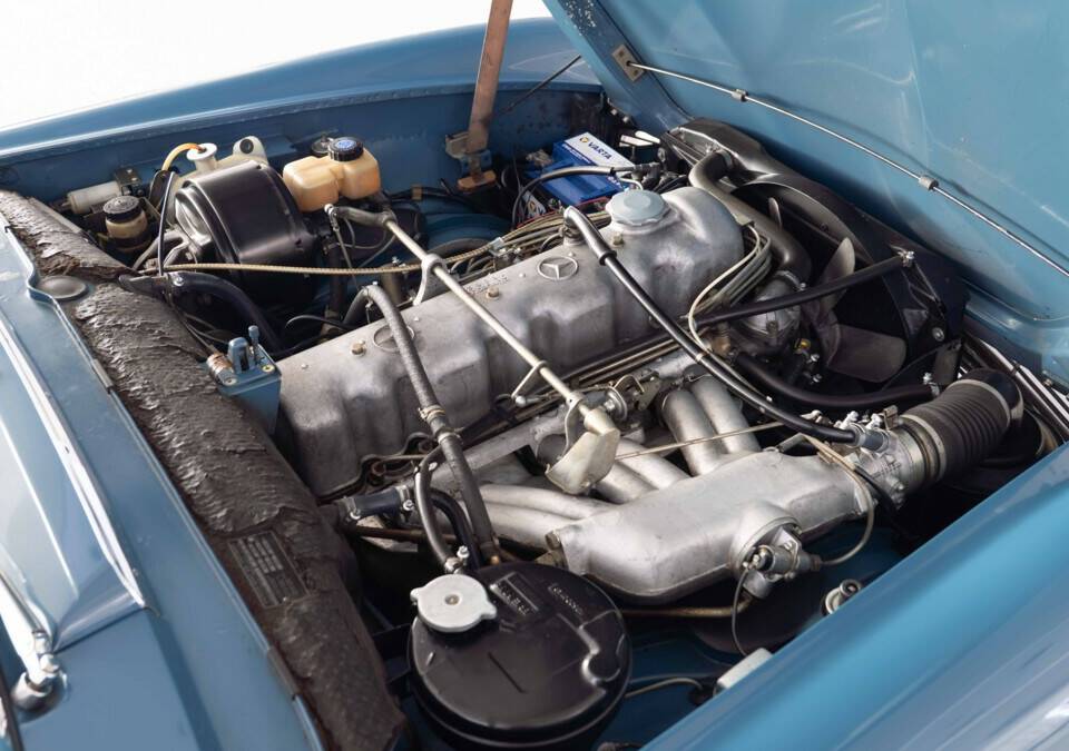 Image 32/33 of Mercedes-Benz 230 SL (1966)