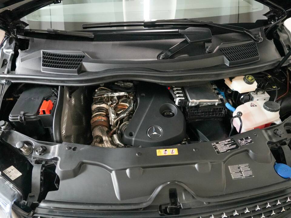 Image 22/35 of Mercedes-Benz V 300 d 4MATIC (2025)