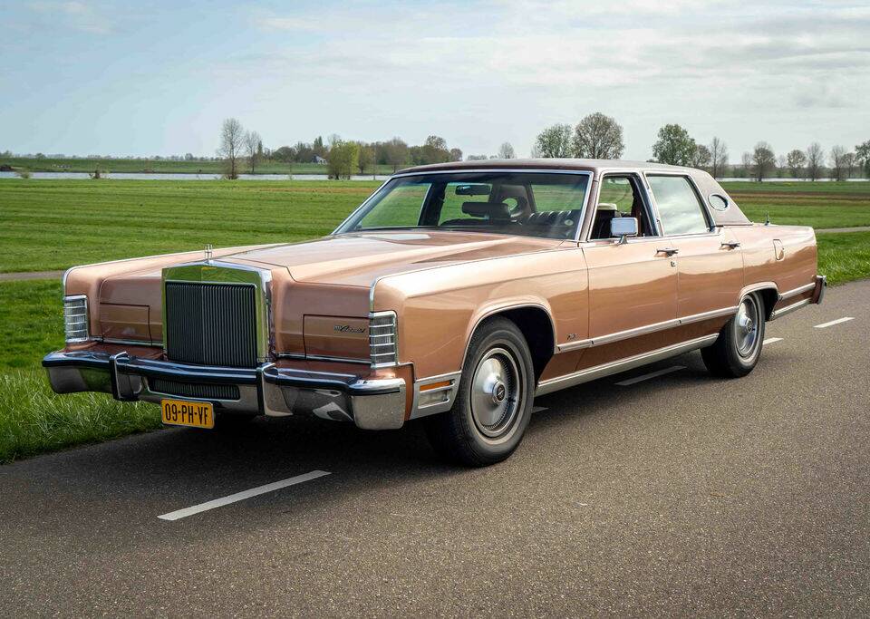 Image 7/8 of Lincoln Continental Town Car (1979)