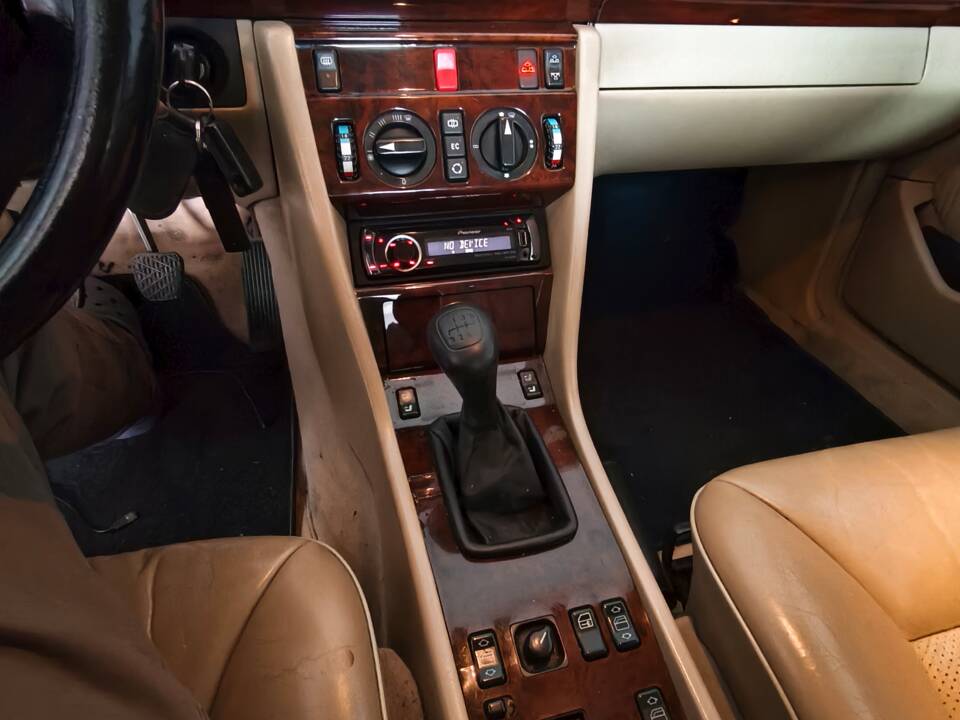 Image 21/22 of Mercedes-Benz E 220 (1996)