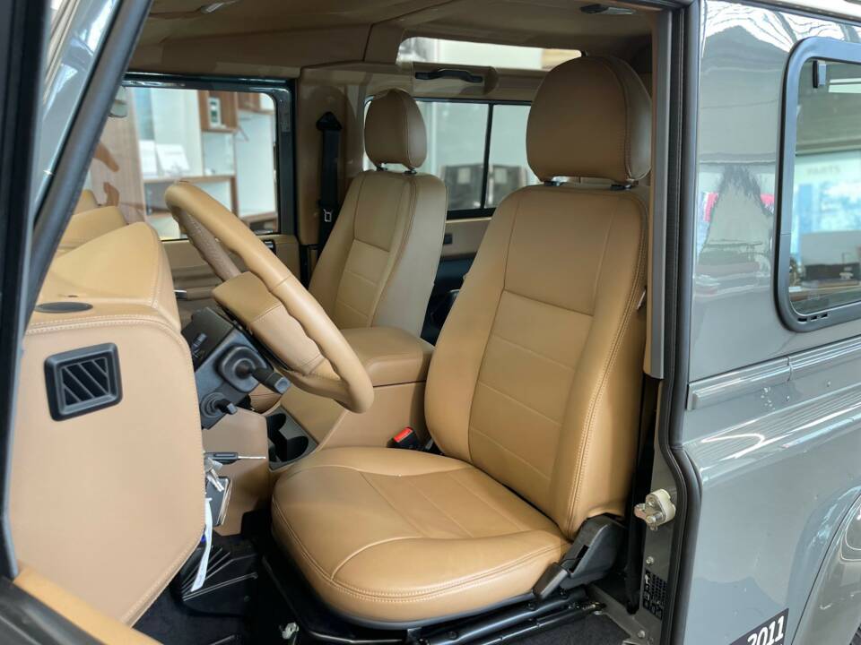 Bild 4/8 von Land Rover Defender 90 Works V8 (2012)