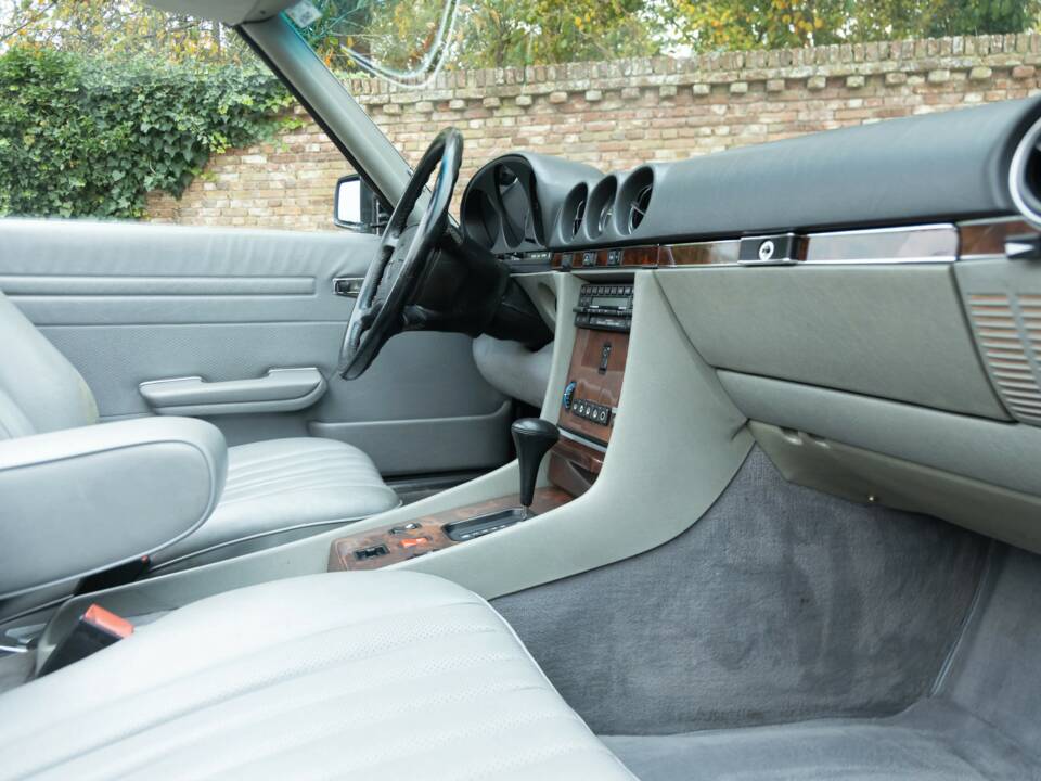 Imagen 31/50 de Mercedes-Benz 560 SL (1986)