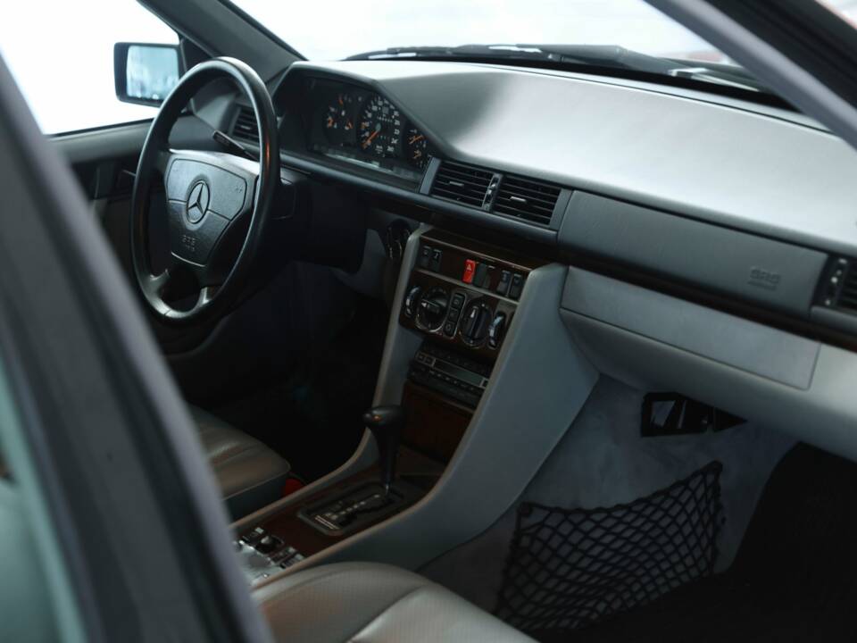 Bild 25/50 von Mercedes-Benz 500 E (1993)