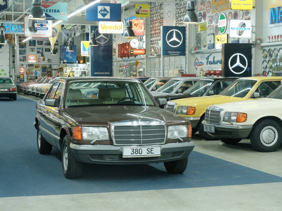 Bild 10/50 von Mercedes-Benz 380 SE (1984)