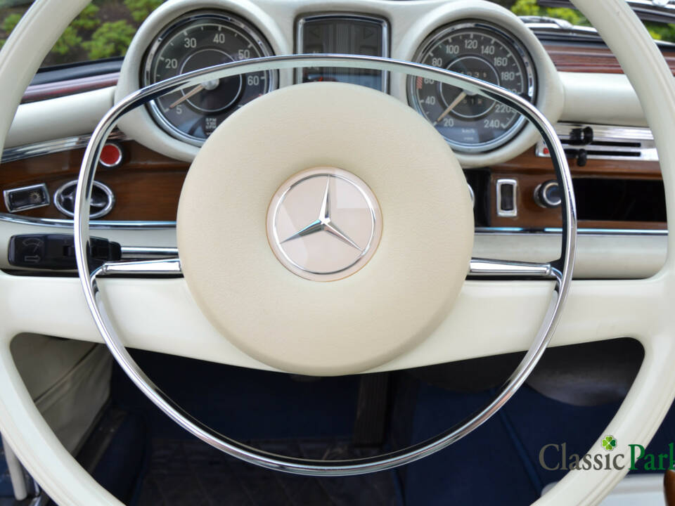 Image 26/50 de Mercedes-Benz 280 SE 3,5 (1971)