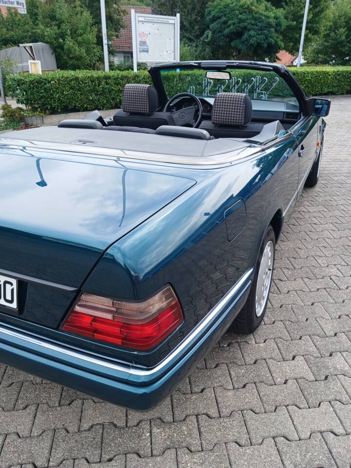 Image 17/29 of Mercedes-Benz E 200 (1995)