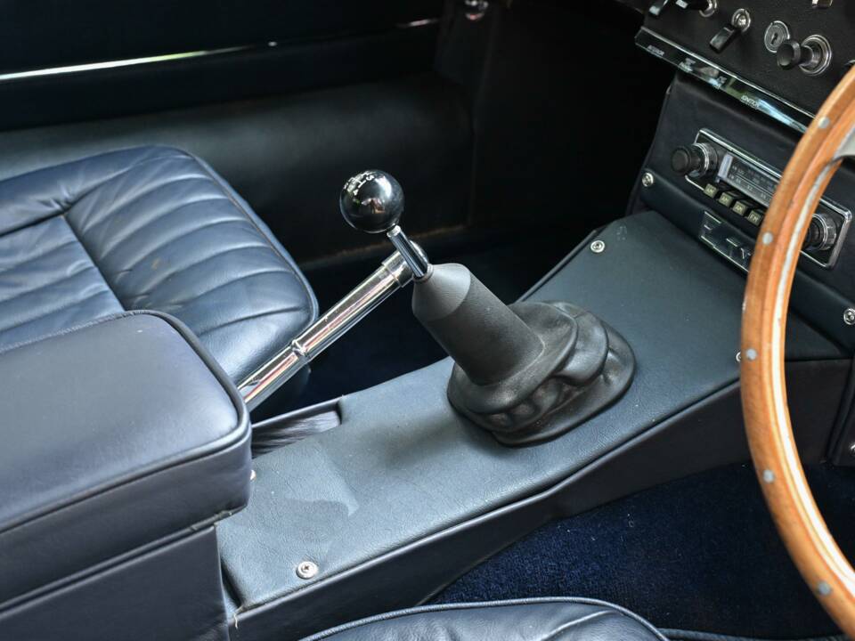 Image 43/50 of Jaguar E-Type (2+2) (1966)