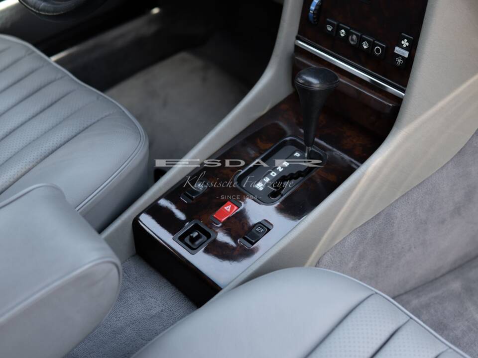 Image 15/29 of Mercedes-Benz 560 SL (1987)