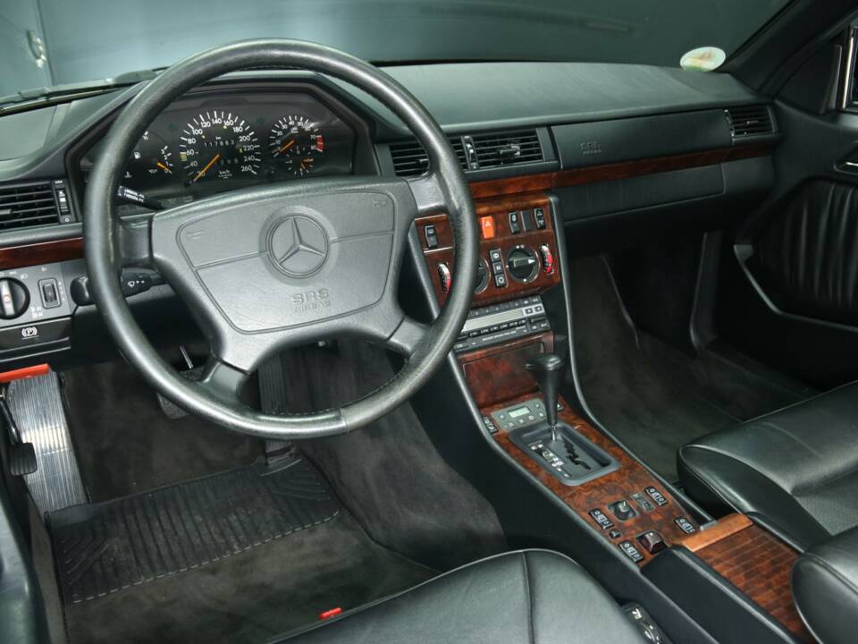 Afbeelding 19/82 van Mercedes-Benz 300 CE-24 3.4 AMG (1993)