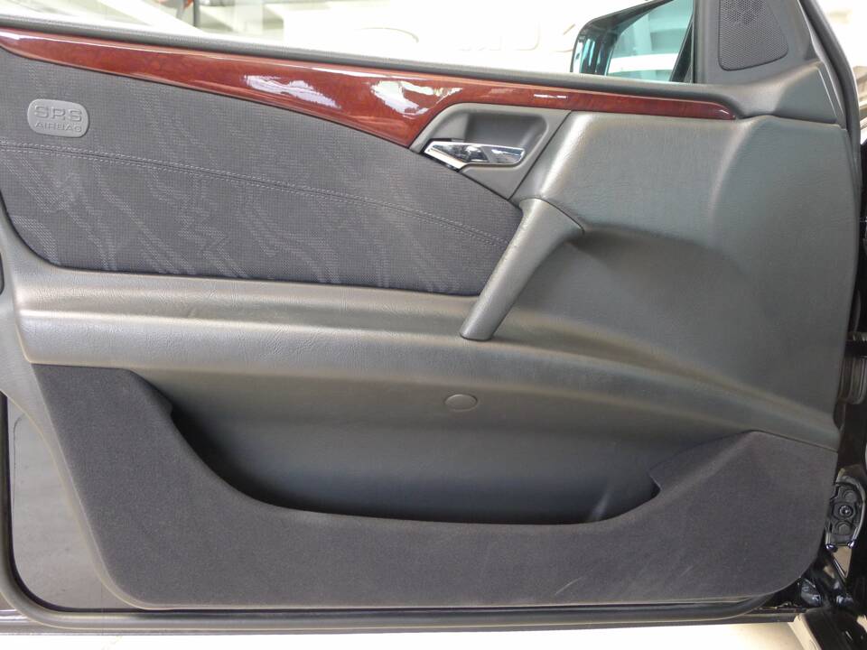 Image 25/33 of Mercedes-Benz E 230 (1995)