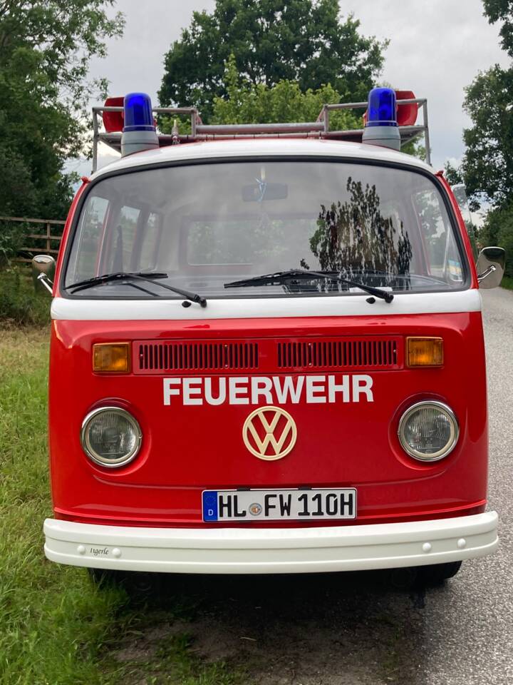Image 3/25 of Volkswagen T2b minibus (1976)