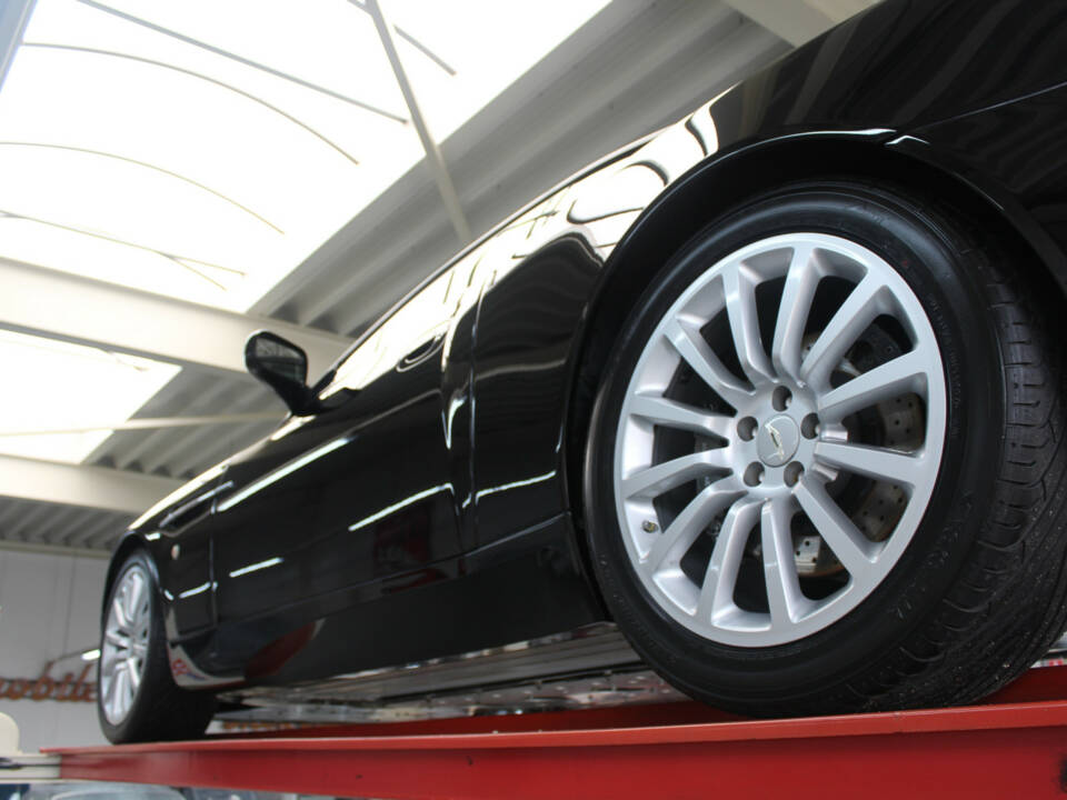 Immagine 47/50 di Aston Martin V12 Vanquish (2002)
