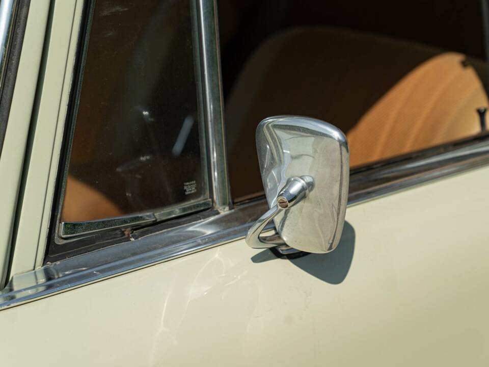 Image 14/50 of Mercedes-Benz 200 (1966)