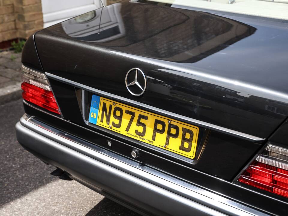 Image 7/37 of Mercedes-Benz E 320 (1995)