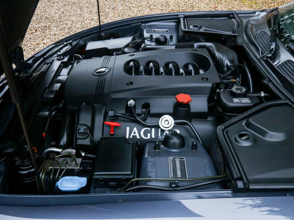 Immagine 4/50 di Jaguar XK8 4.0 (2002)