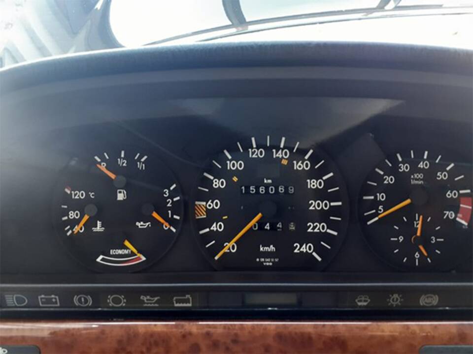 Image 17/39 of Mercedes-Benz 260 SE (1988)