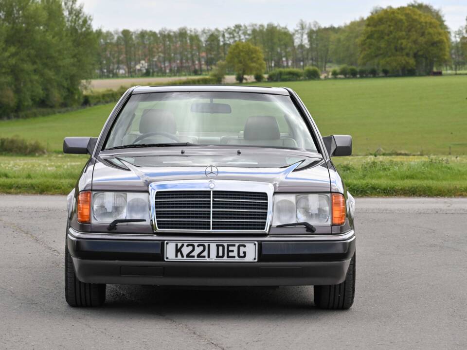 Image 7/8 of Mercedes-Benz 300 CE (1993)