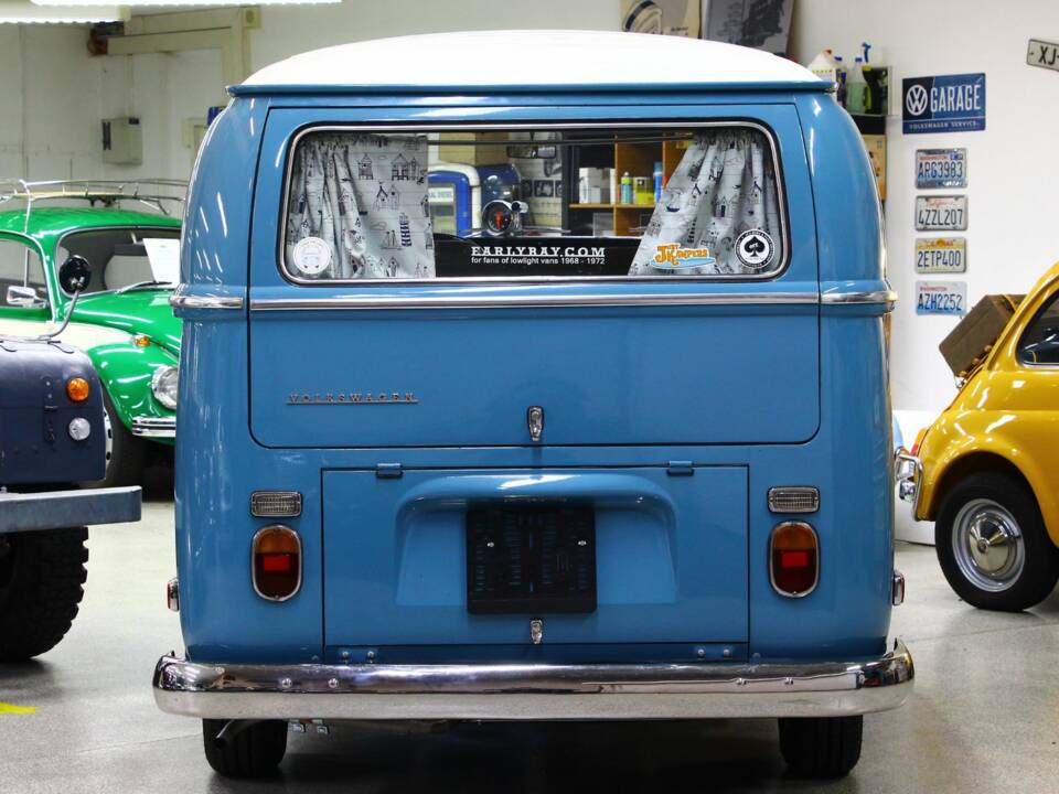 Image 24/33 of Volkswagen T2a minibus (1970)