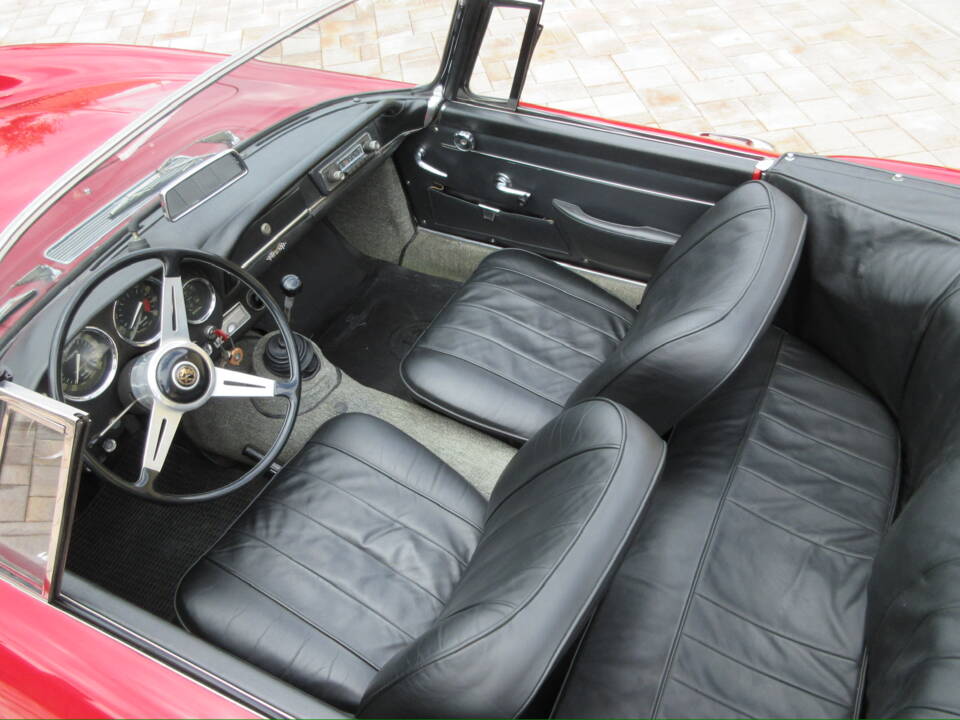 Image 18/40 of Alfa Romeo 2600 Spider (1966)