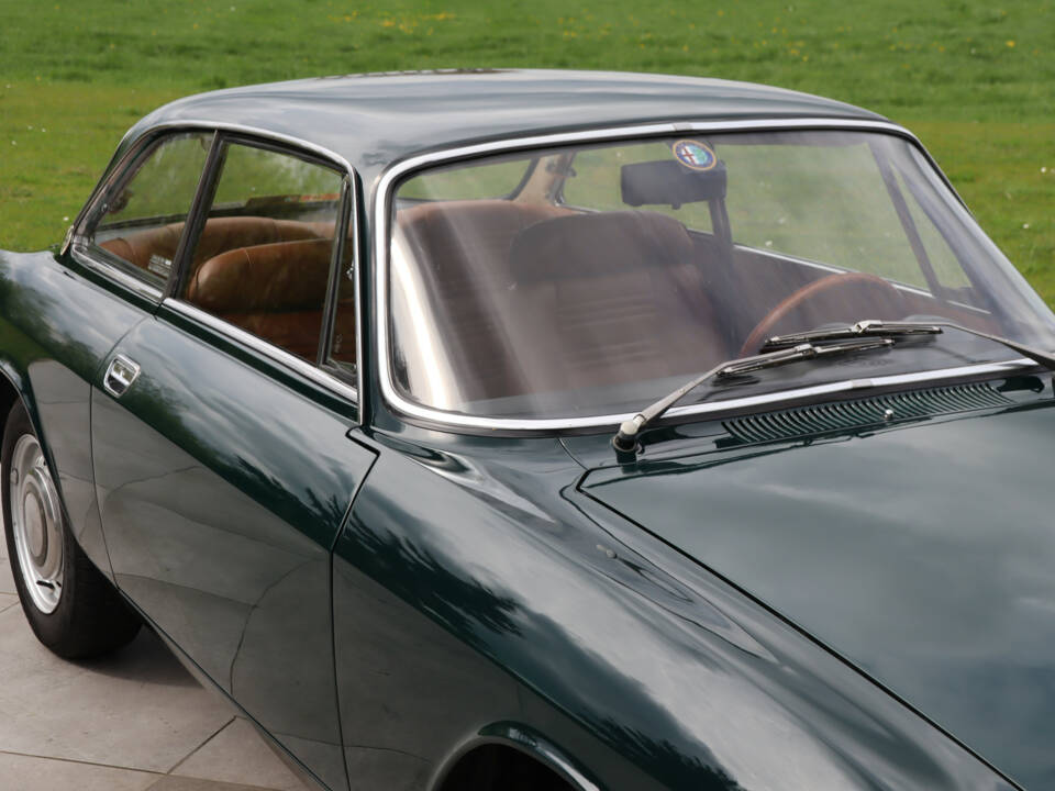 Image 24/50 of Alfa Romeo 1750 GT Veloce (1971)
