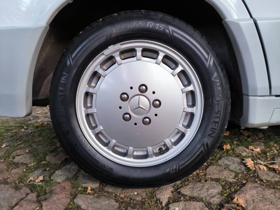 Image 47/78 de Mercedes-Benz 190 E 1.8 (1992)