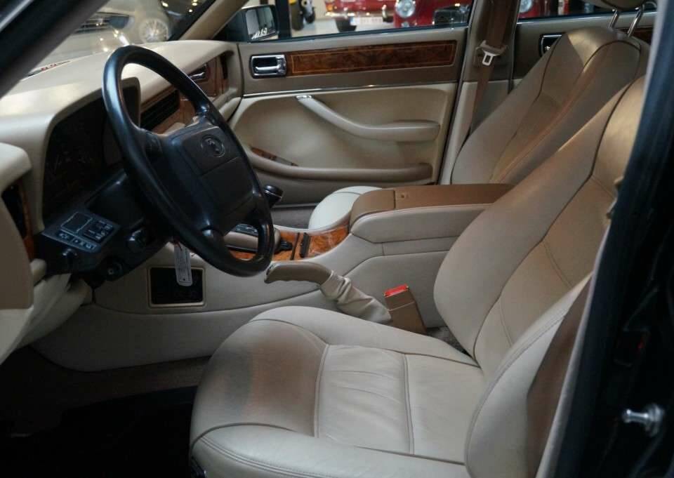 Image 5/47 of Jaguar XJ12 6.0 (1994)