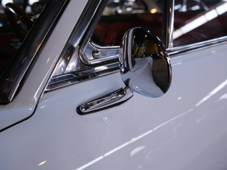 Image 14/36 of Ferrari 330 GT 2+2 (1964)