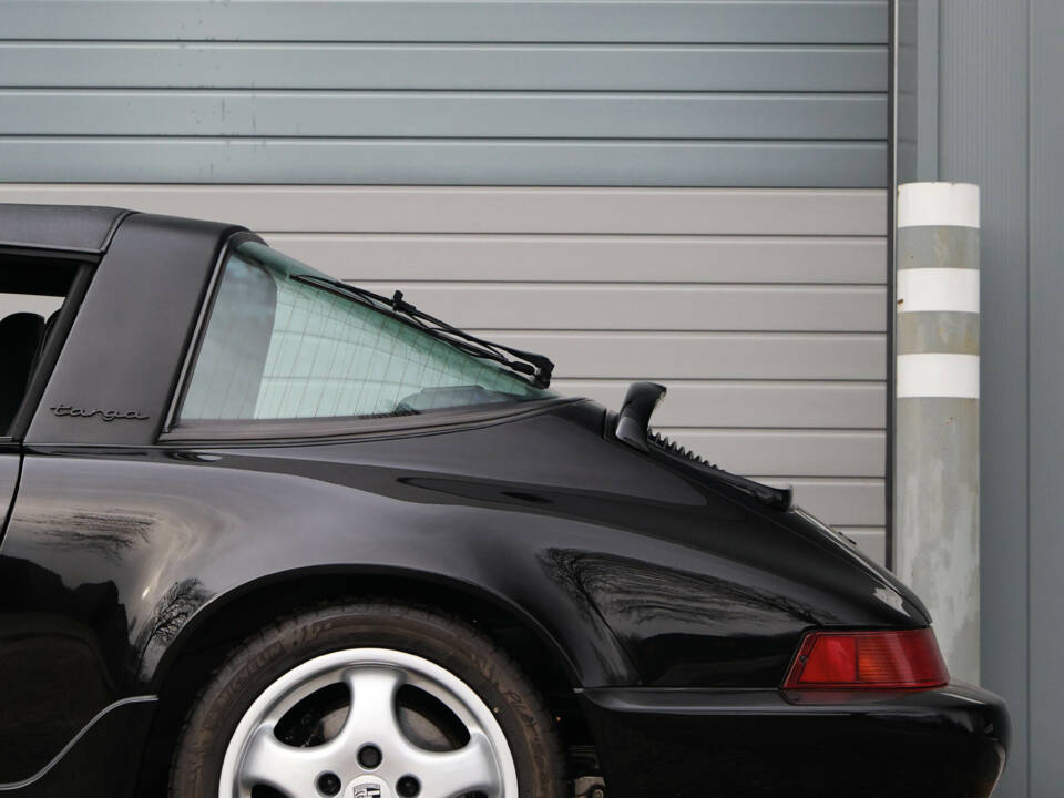 Image 14/57 of Porsche 911 Carrera 4 (1992)