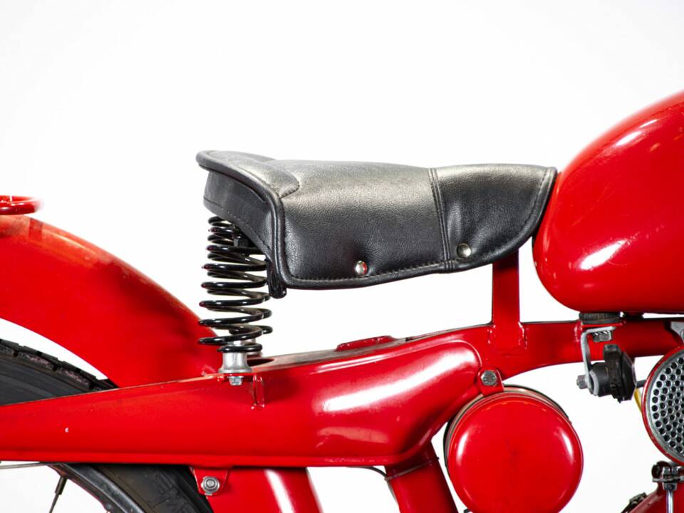 Image 21/42 of Moto Guzzi Motoleggera 65 (1954)