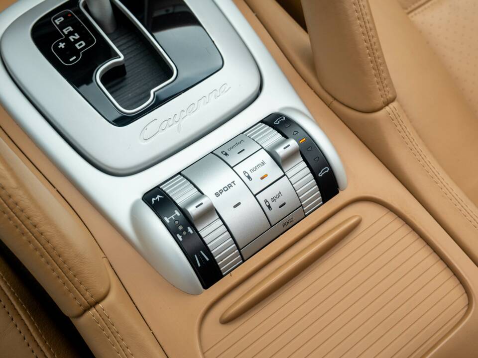 Image 18/25 of Porsche Cayenne Turbo (2008)