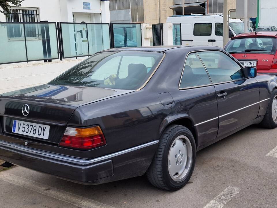 Image 7/11 of Mercedes-Benz 300 CE (1991)