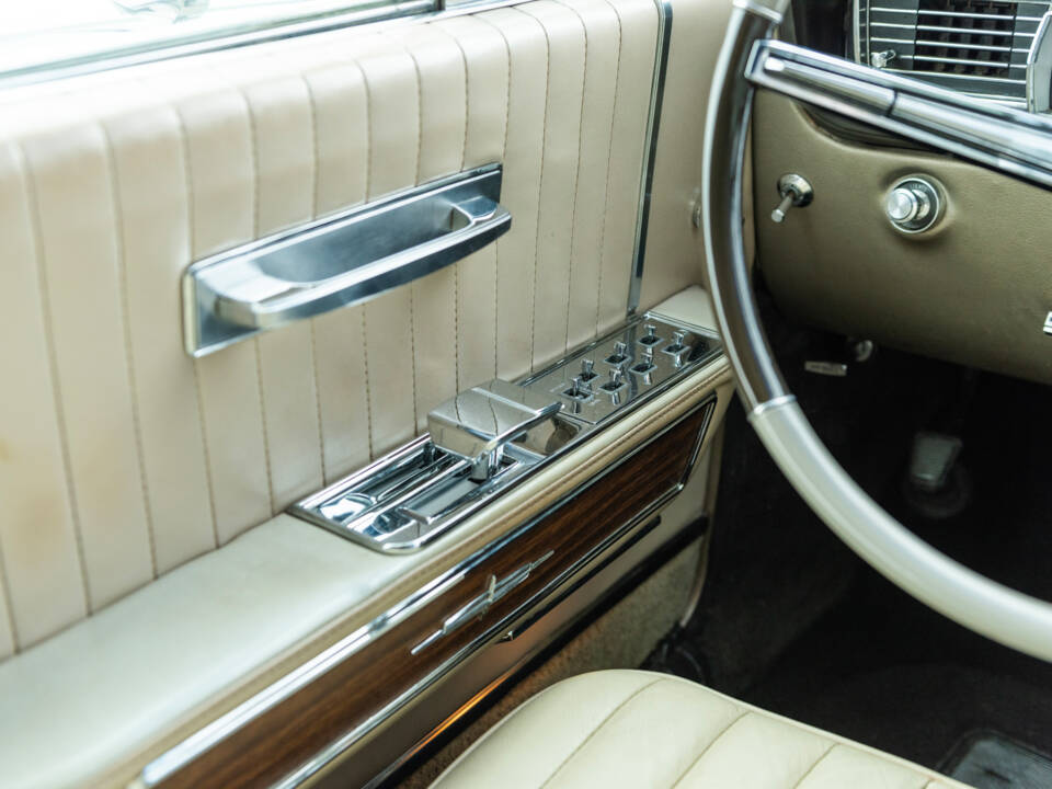 Image 108/135 de Lincoln Continental Convertible (1965)