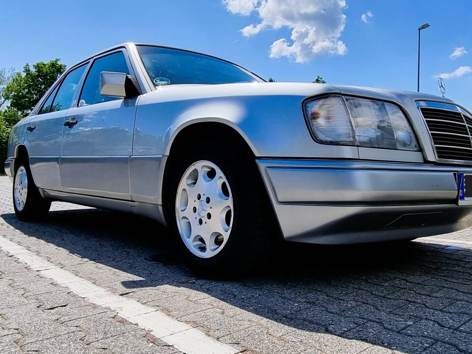 Bild 12/12 von Mercedes-Benz E 220 (1994)