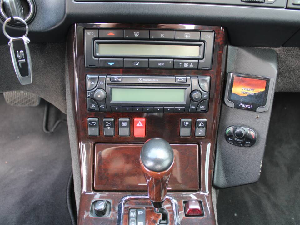 Image 38/50 of Mercedes-Benz SL 320 (2001)