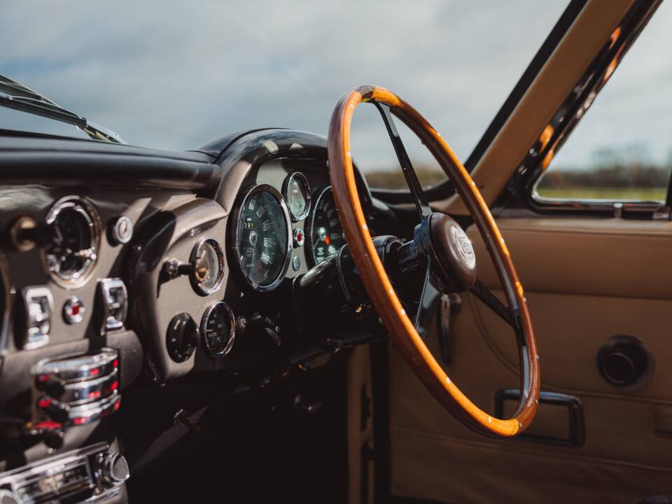 Image 72/99 of Aston Martin DB 6 Volante (1968)