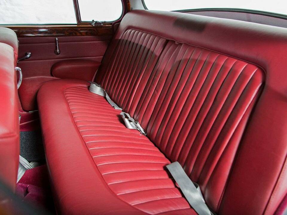 Image 14/20 of Jaguar Mk II 3.8 (1962)