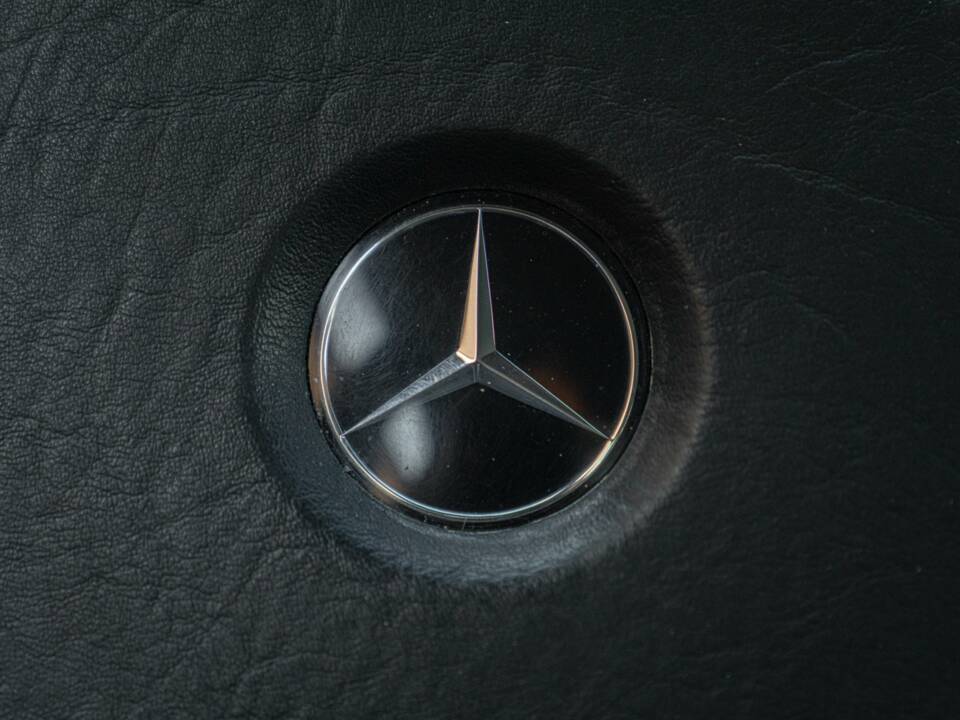 Immagine 32/45 di Mercedes-Benz 190 E (1989)