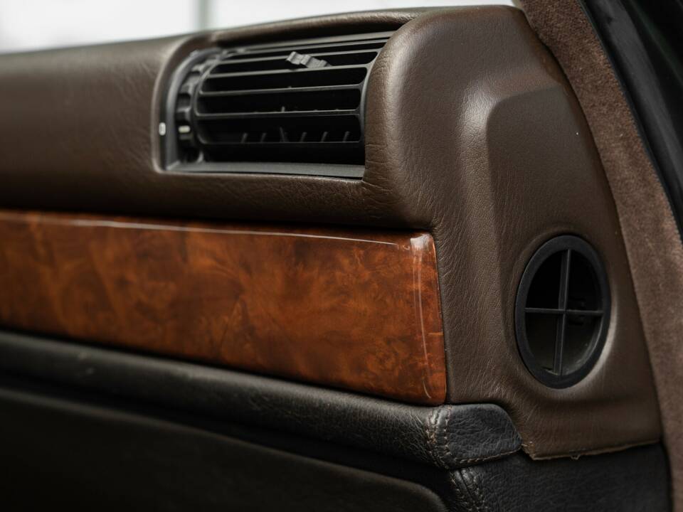 Image 21/36 of BMW 750iL (1989)