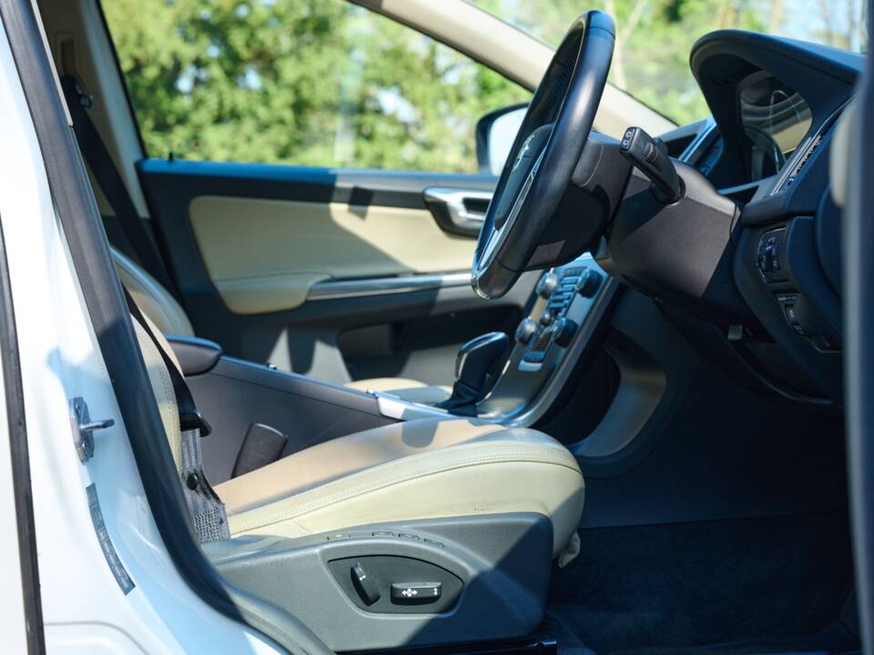 Image 18/50 of Volvo XC60 T5 (2013)