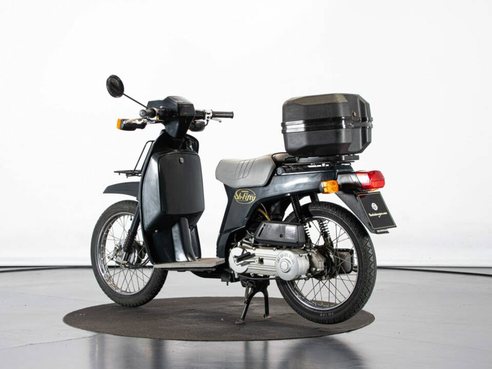 Image 2/44 of Honda SH 50 Fifty (1987)