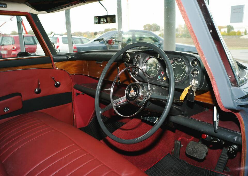 Image 2/8 of Rover 3 Litre Mk IA (1961)