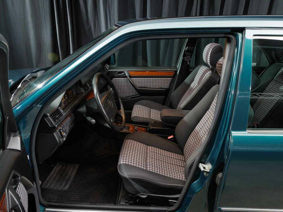 Bild 16/40 von Mercedes-Benz E 220 (1995)