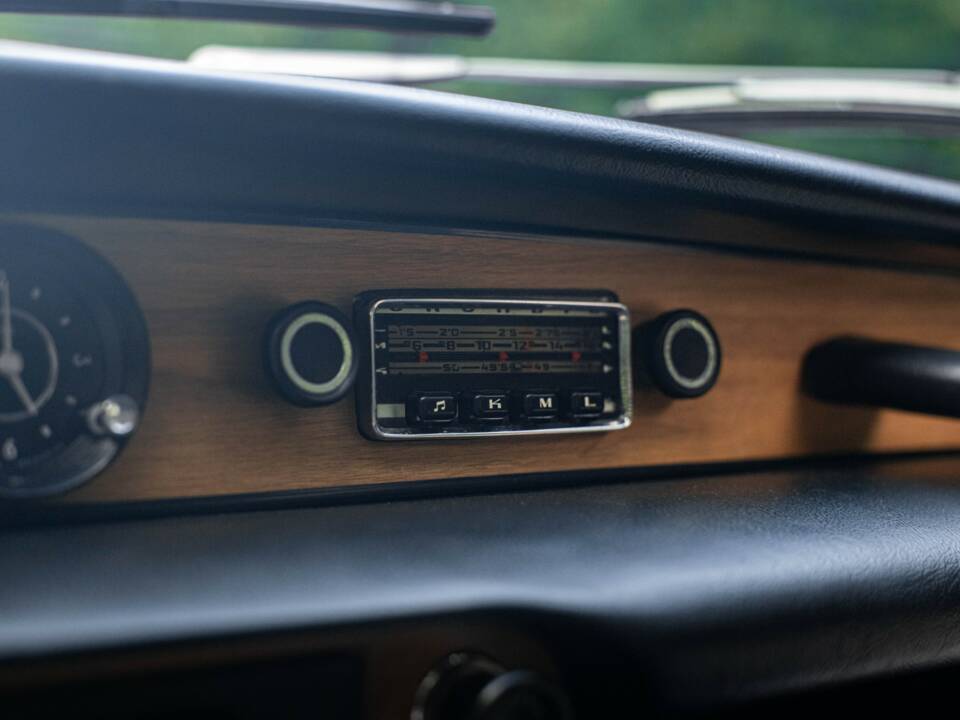 Image 14/23 of Volvo 1800 E (1971)
