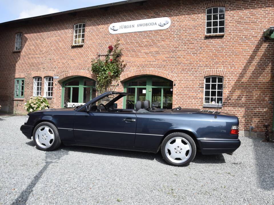 Image 2/15 of Mercedes-Benz E 200 (1997)