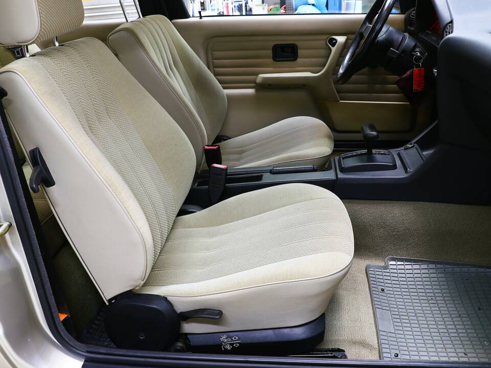 Afbeelding 30/40 van BMW 318i (1987)