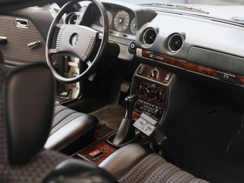 Image 17/36 of Mercedes-Benz 280 CE (1979)